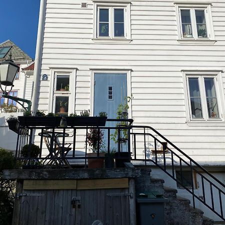 Entire Renovated Apartment From 1780 With Kitchen, Bath, Bedroom, And Living Room In Skuteviken Μπέργκεν Εξωτερικό φωτογραφία